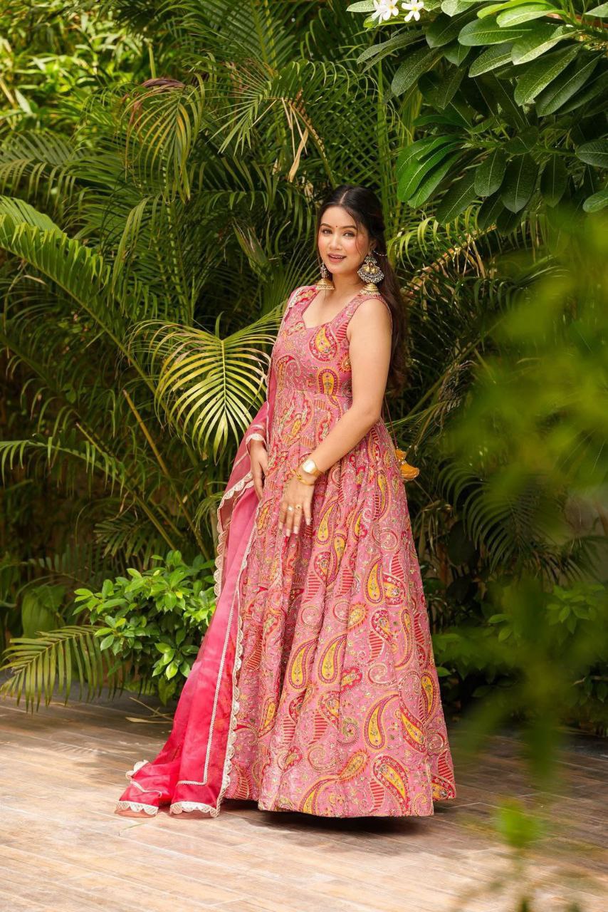 Präsentation des exklusiven Anarkali-Shooting-Designs