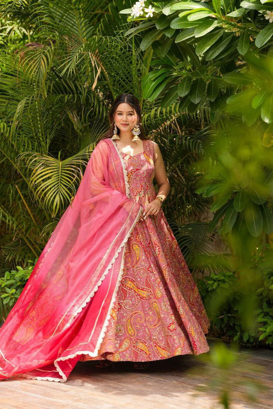 Präsentation des exklusiven Anarkali-Shooting-Designs
