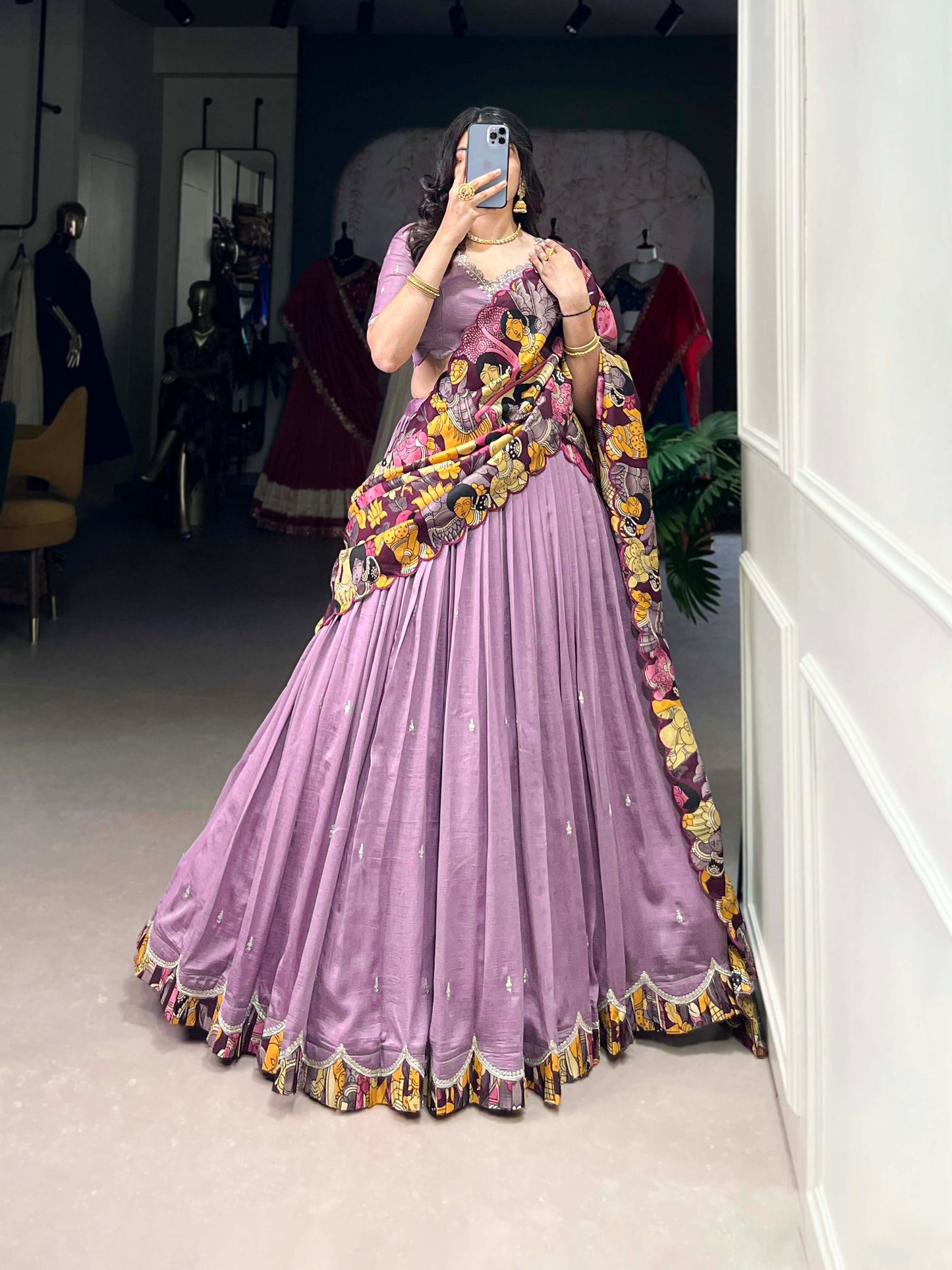 Feiern Sie den Charme der indischen Kultur mit diesem wunderschönen Lehenga-Set