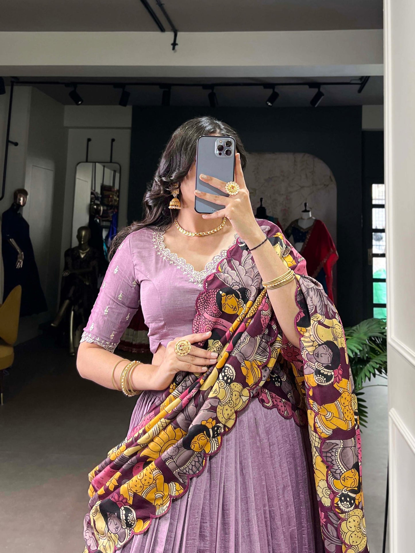 Feiern Sie den Charme der indischen Kultur mit diesem wunderschönen Lehenga-Set