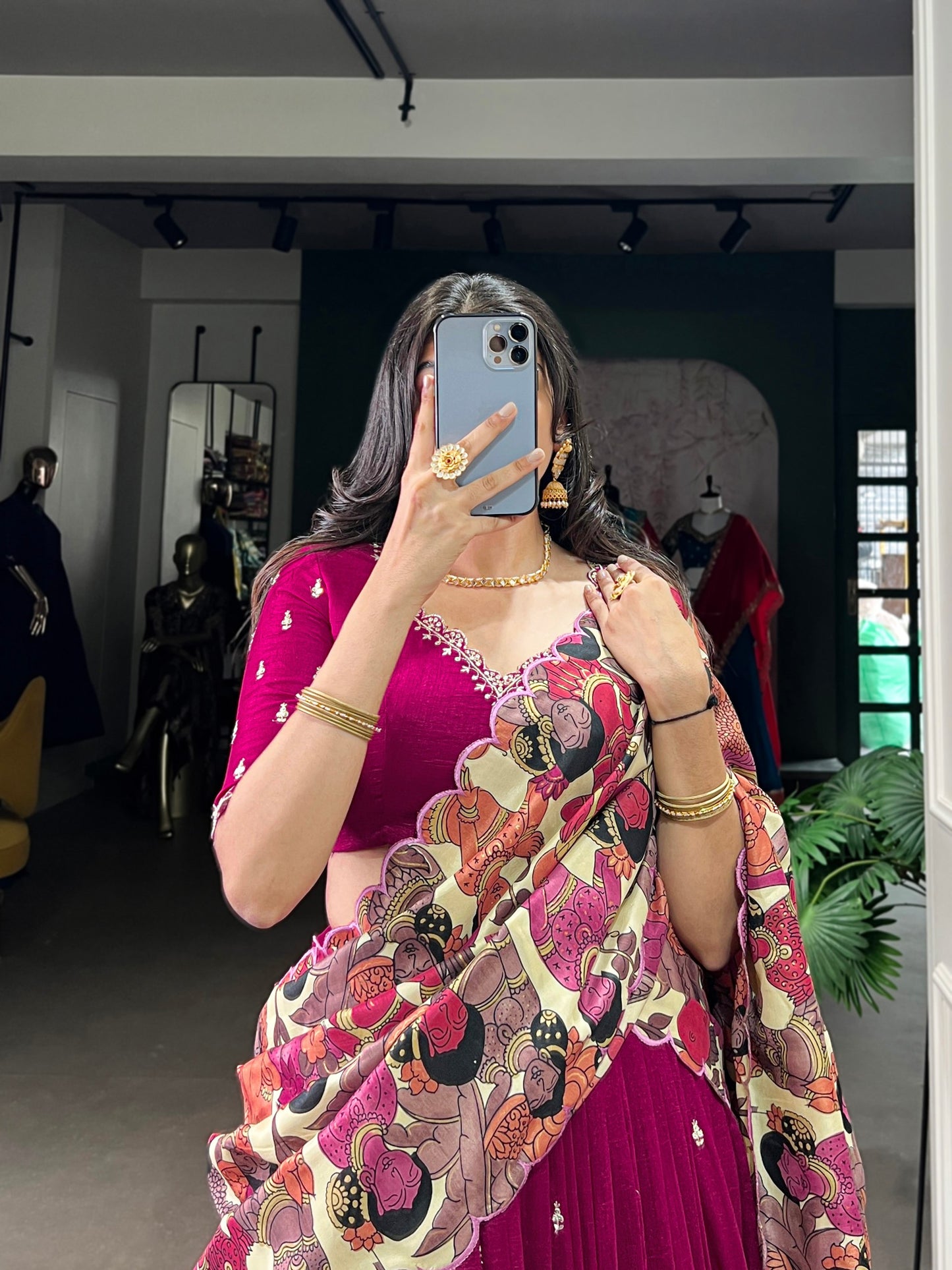 Célébrez le charme de la culture indienne avec ce magnifique ensemble lehenga