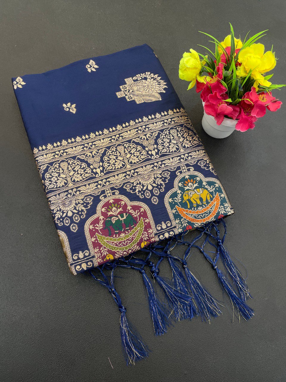 Sari en soie Rangoli noir de qualité supérieure
