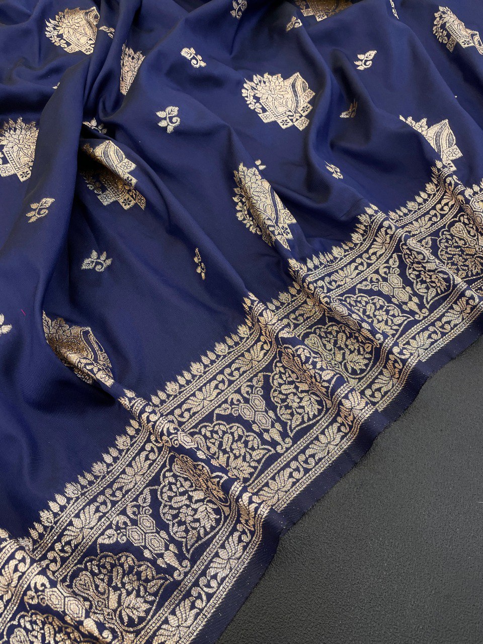 Sari en soie Rangoli noir de qualité supérieure