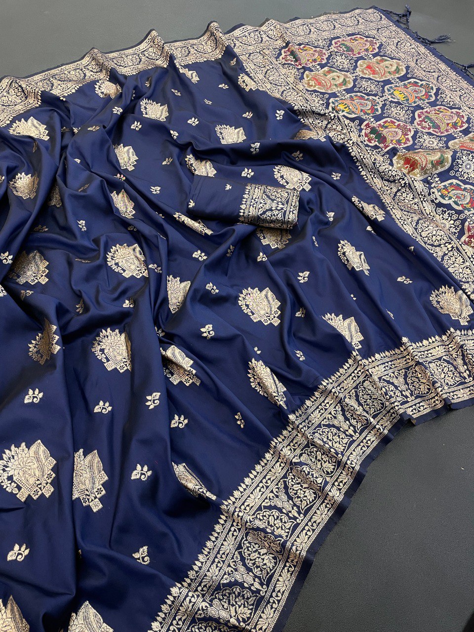 Sari en soie Rangoli noir de qualité supérieure