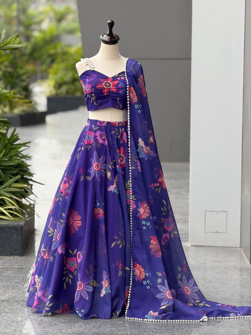 Sehen Sie umwerfend aus in diesem wunderschönen cremefarbenen Lehenga-Set