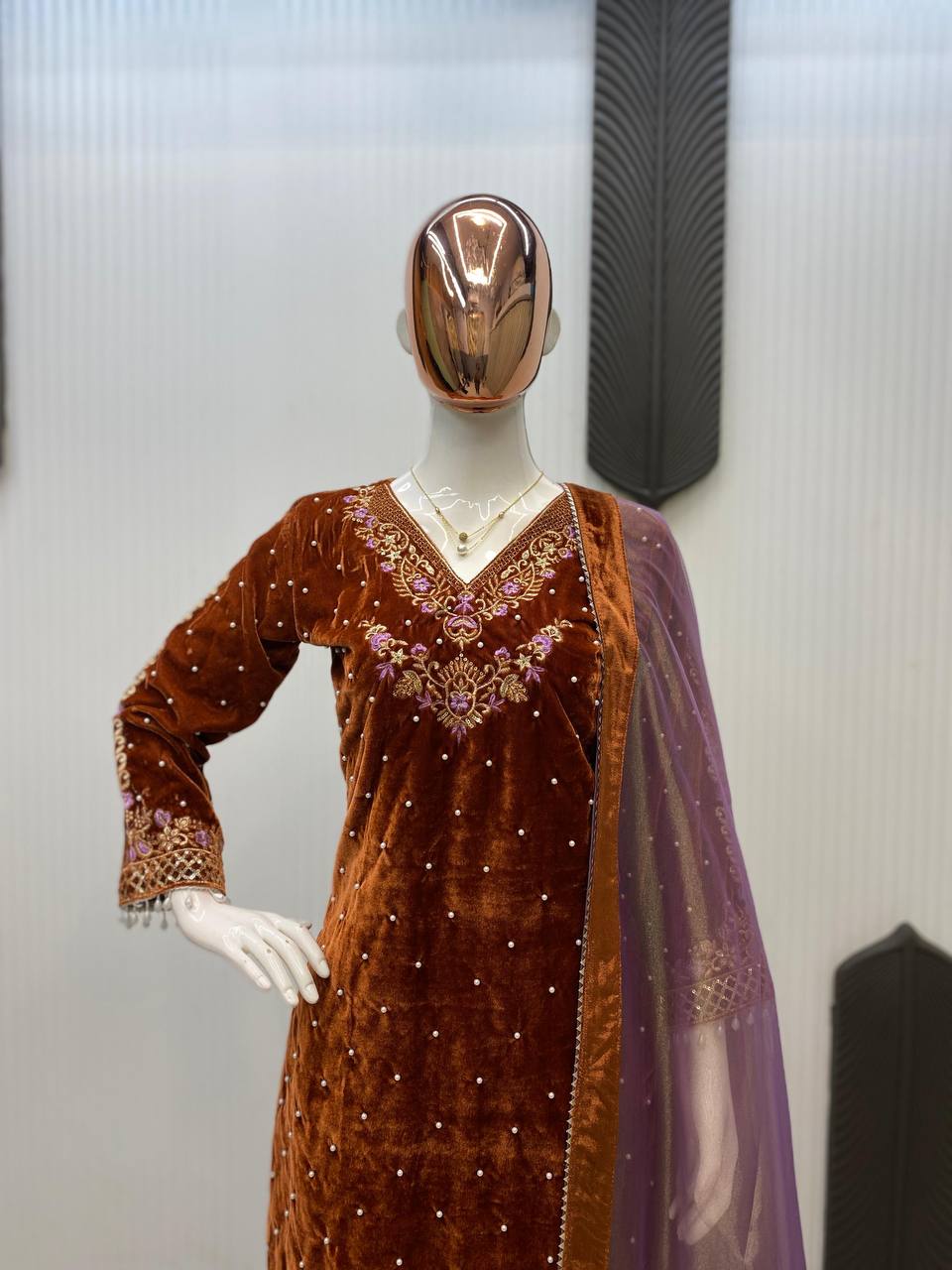 Kleid aus Georgette-Imitat mit üppiger Paillettenstickerei