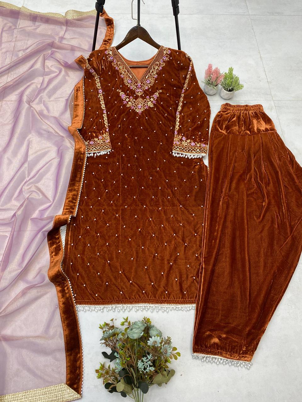 Kleid aus Georgette-Imitat mit üppiger Paillettenstickerei