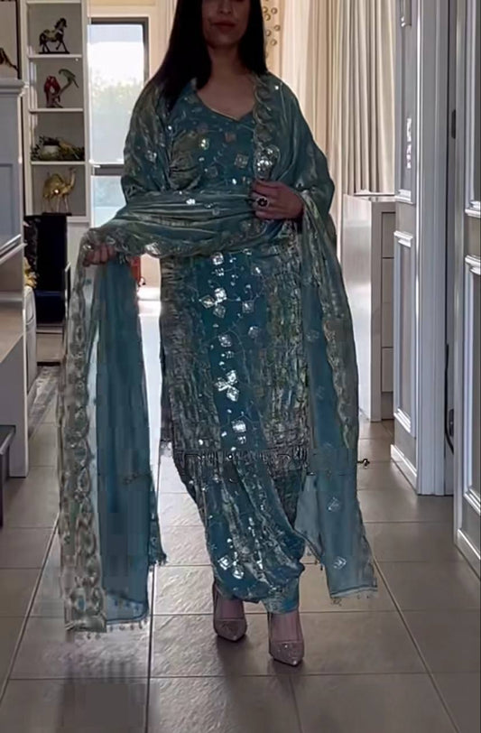Kleid aus Georgette-Imitat mit üppiger Paillettenstickerei