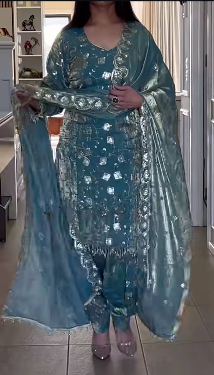 Kleid aus Georgette-Imitat mit üppiger Paillettenstickerei