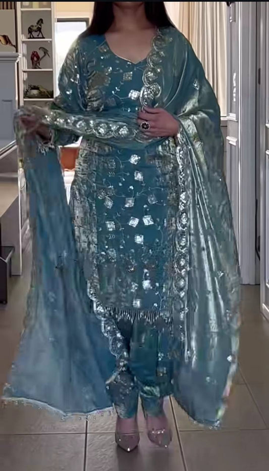 Kleid aus Georgette-Imitat mit üppiger Paillettenstickerei