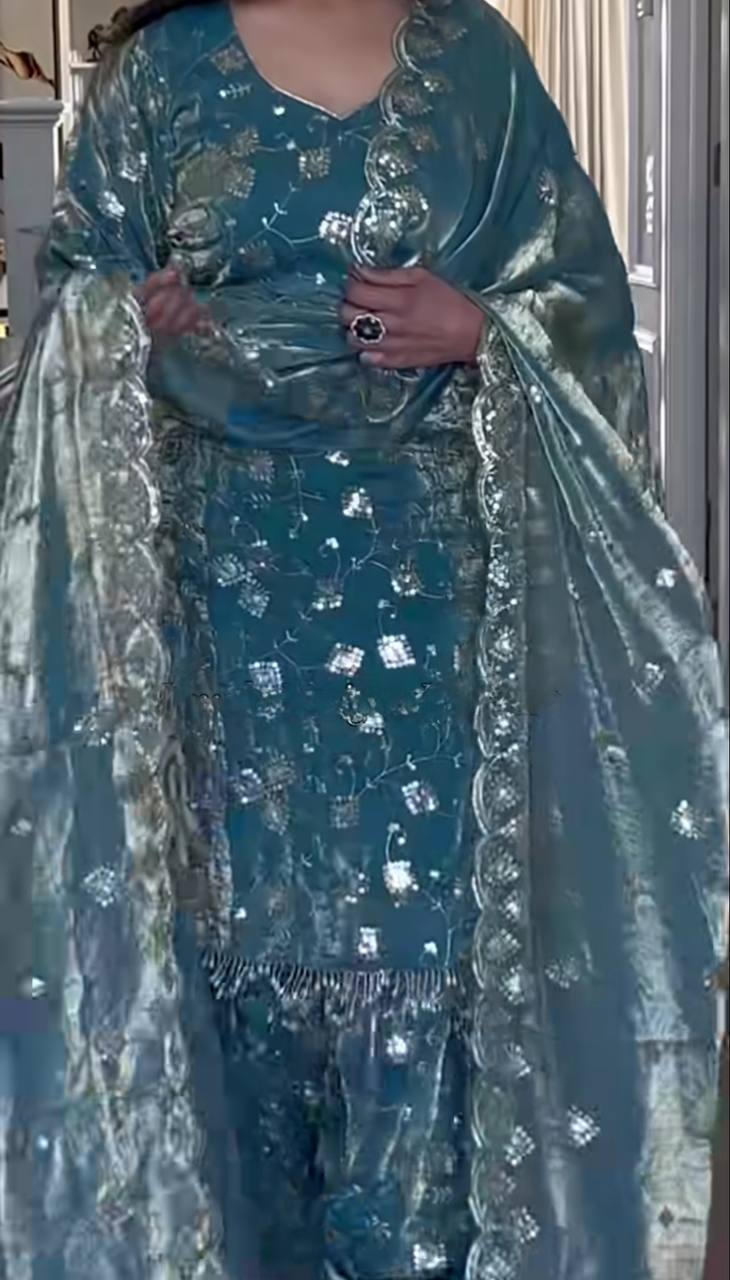 Kleid aus Georgette-Imitat mit üppiger Paillettenstickerei