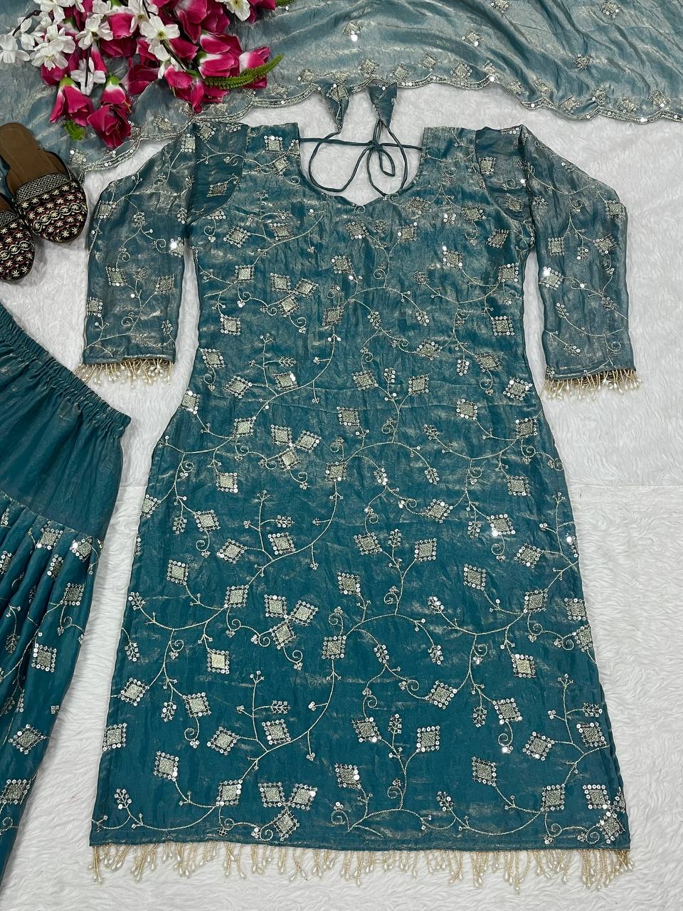 Kleid aus Georgette-Imitat mit üppiger Paillettenstickerei