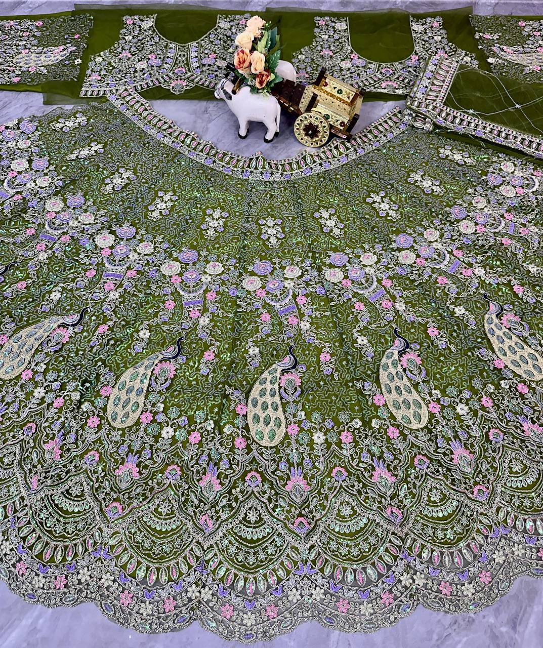 Feiern Sie den Charme der indischen Kultur mit diesem wunderschönen Lehenga-Set