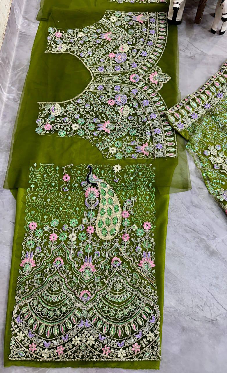 Feiern Sie den Charme der indischen Kultur mit diesem wunderschönen Lehenga-Set