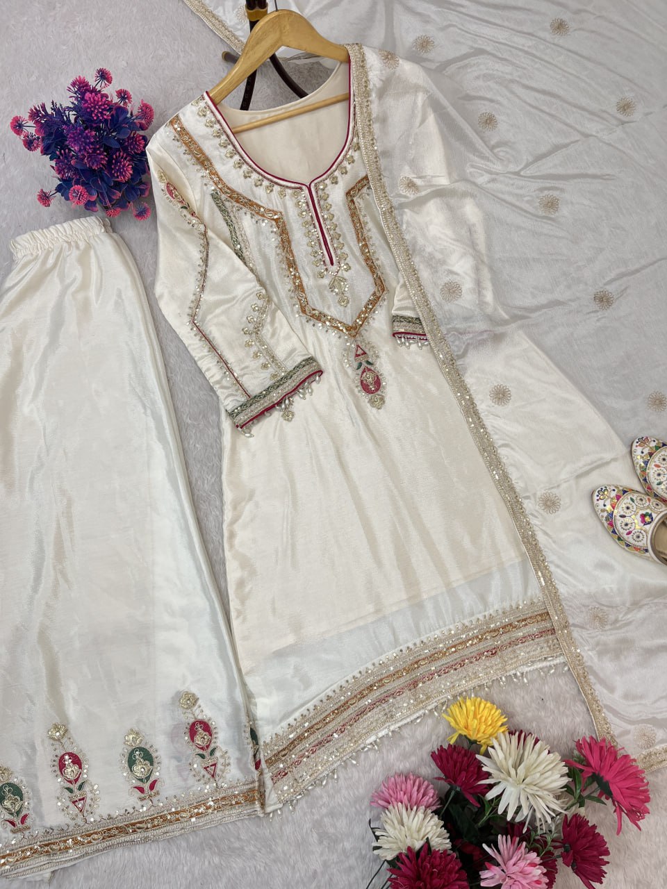 Kleid aus Georgette-Imitat mit üppiger Paillettenstickerei