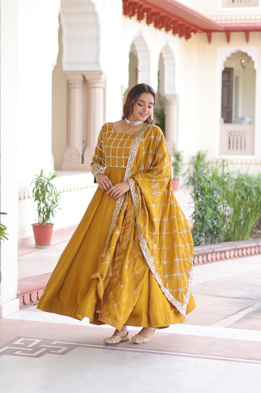 Kleid aus Georgette-Imitat mit üppiger Paillettenstickerei