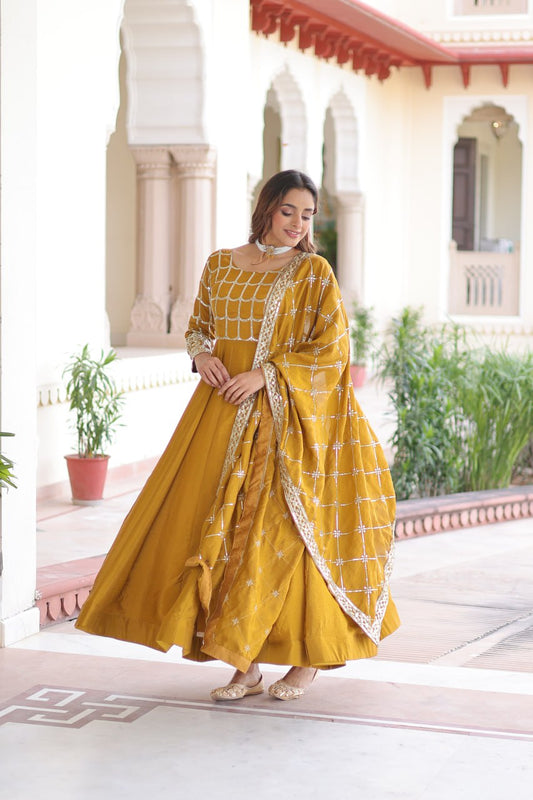 Kleid aus Georgette-Imitat mit üppiger Paillettenstickerei
