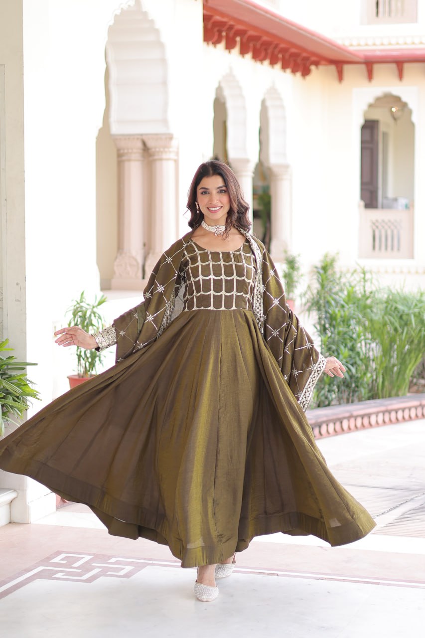 Kleid aus Georgette-Imitat mit üppiger Paillettenstickerei