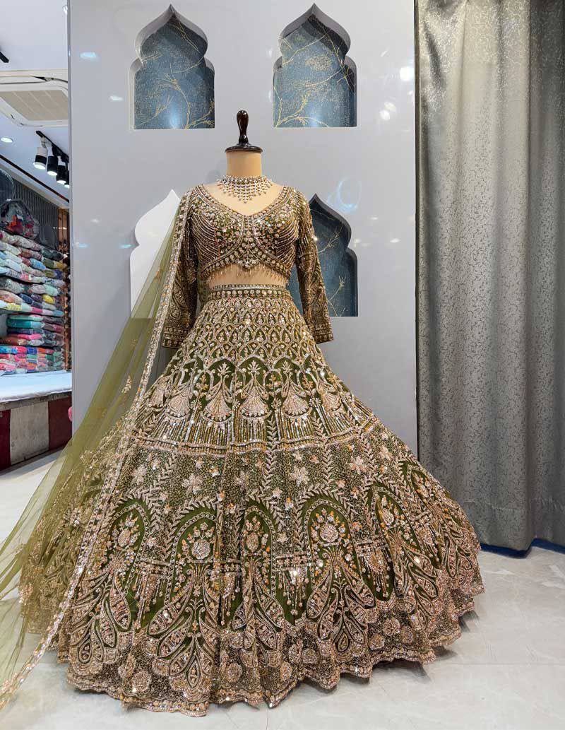 Soyez magnifique dans ce magnifique ensemble lehenga blanc cassé