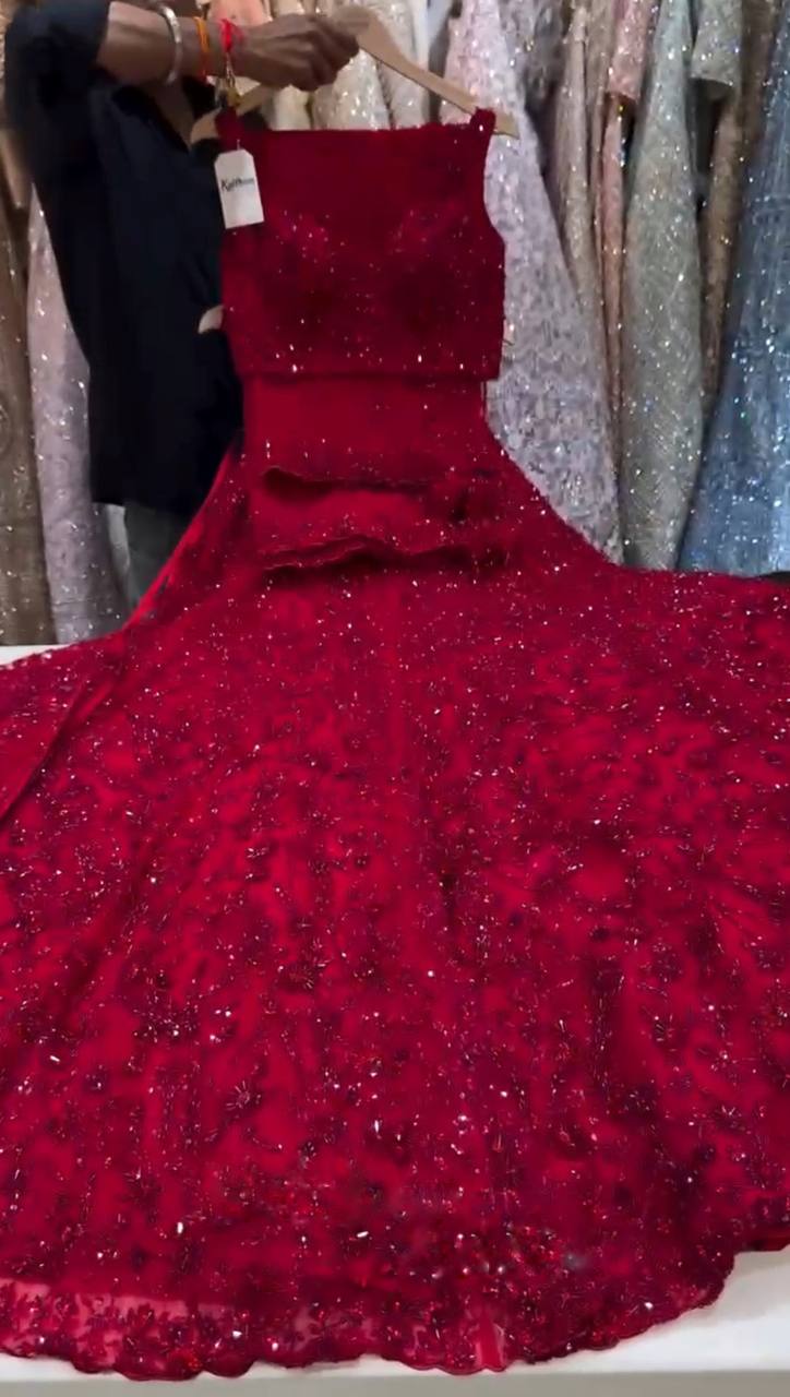 Einführung eines 4 Meter ausgestellten, weichen Lehenga aus Schmetterlingsnetz mit Paillettenstickerei