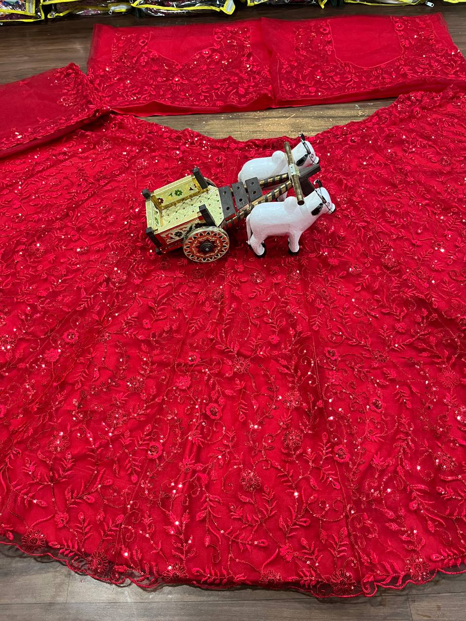 Einführung eines 4 Meter ausgestellten, weichen Lehenga aus Schmetterlingsnetz mit Paillettenstickerei