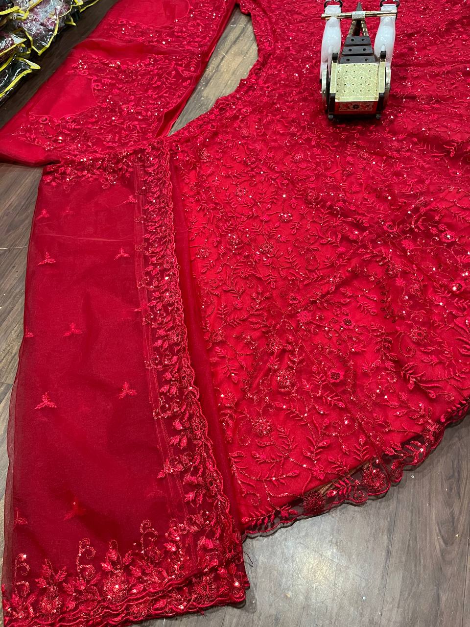 Einführung eines 4 Meter ausgestellten, weichen Lehenga aus Schmetterlingsnetz mit Paillettenstickerei