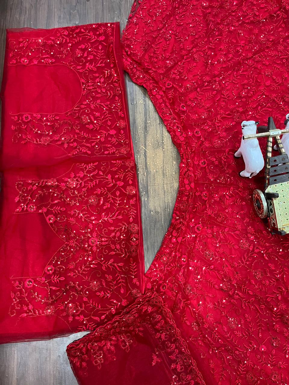 Einführung eines 4 Meter ausgestellten, weichen Lehenga aus Schmetterlingsnetz mit Paillettenstickerei