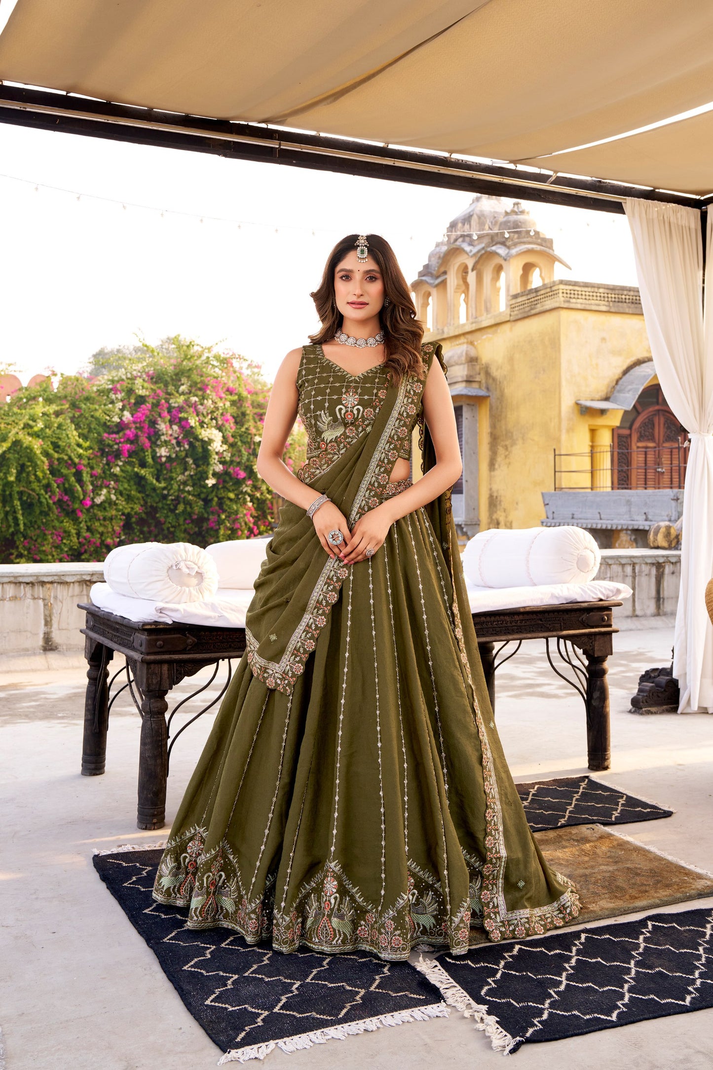 Soyez magnifique dans ce magnifique ensemble lehenga blanc cassé