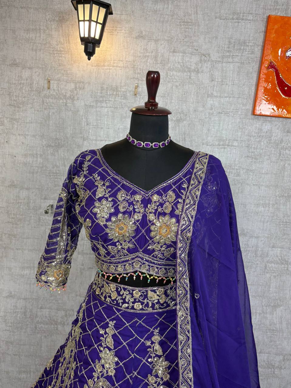 Sehen Sie umwerfend aus in diesem wunderschönen cremefarbenen Lehenga-Set