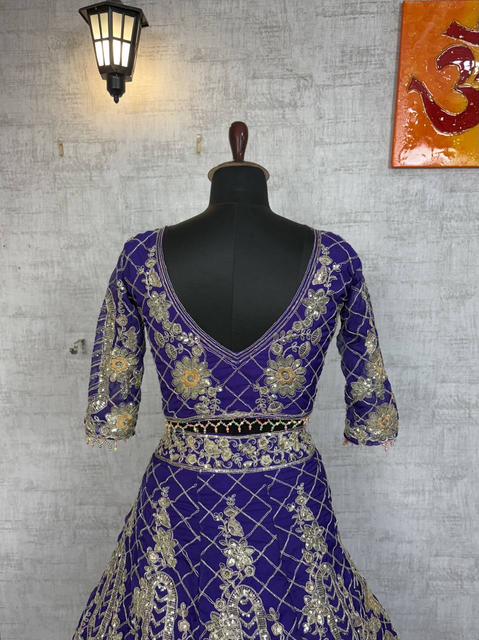 Sehen Sie umwerfend aus in diesem wunderschönen cremefarbenen Lehenga-Set