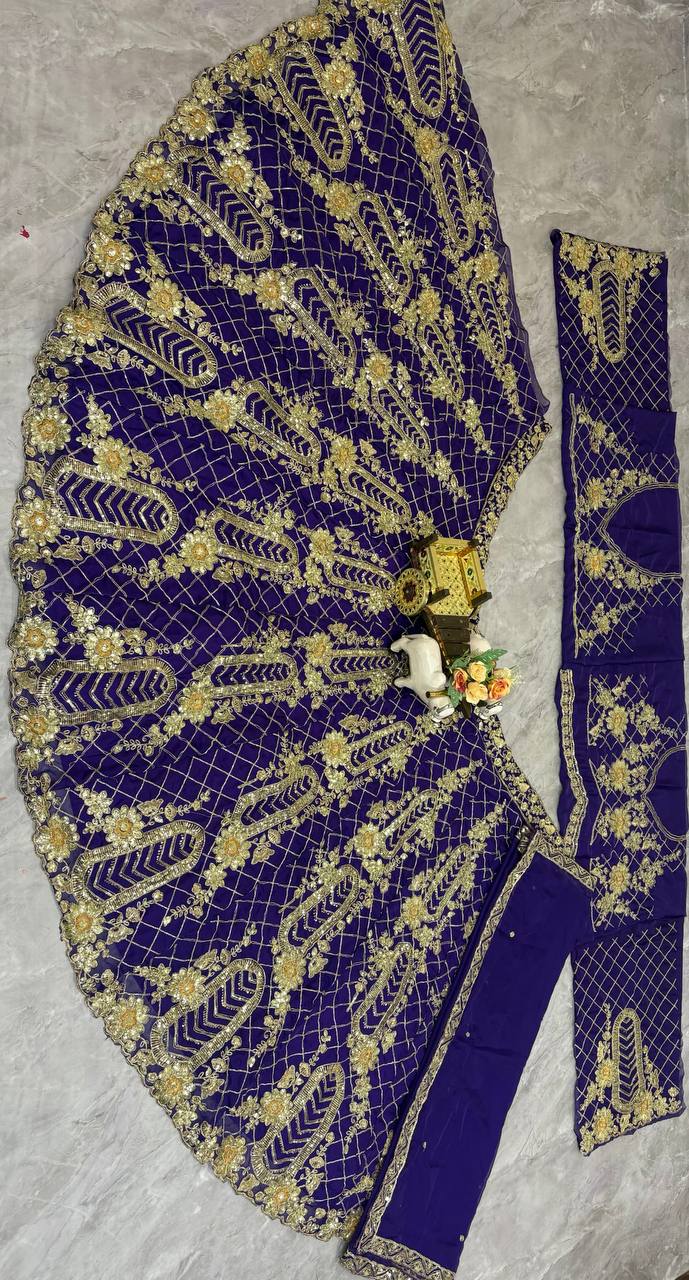 Sehen Sie umwerfend aus in diesem wunderschönen cremefarbenen Lehenga-Set