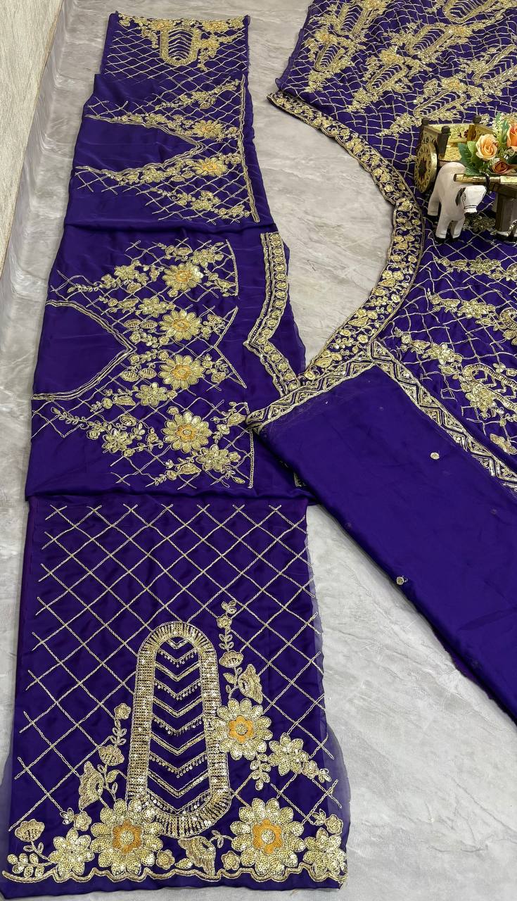 Sehen Sie umwerfend aus in diesem wunderschönen cremefarbenen Lehenga-Set