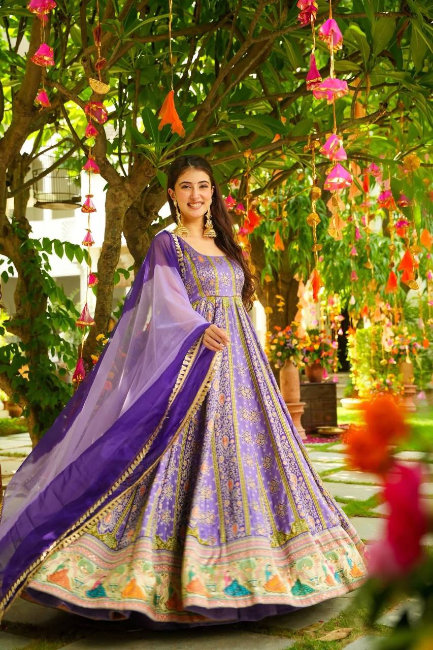 Präsentation des exklusiven Anarkali-Shooting-Designs