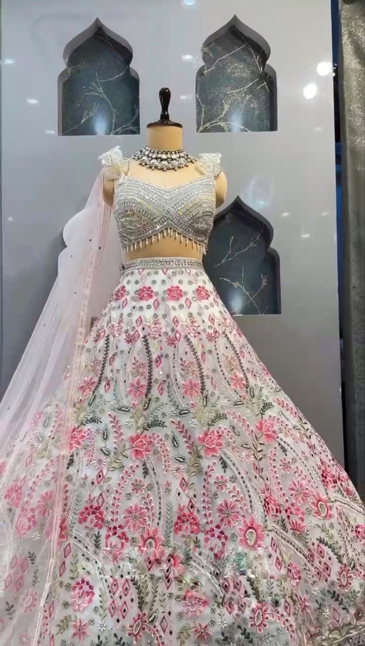 Lancement du Lehenga brodé à paillettes et coupe poisson