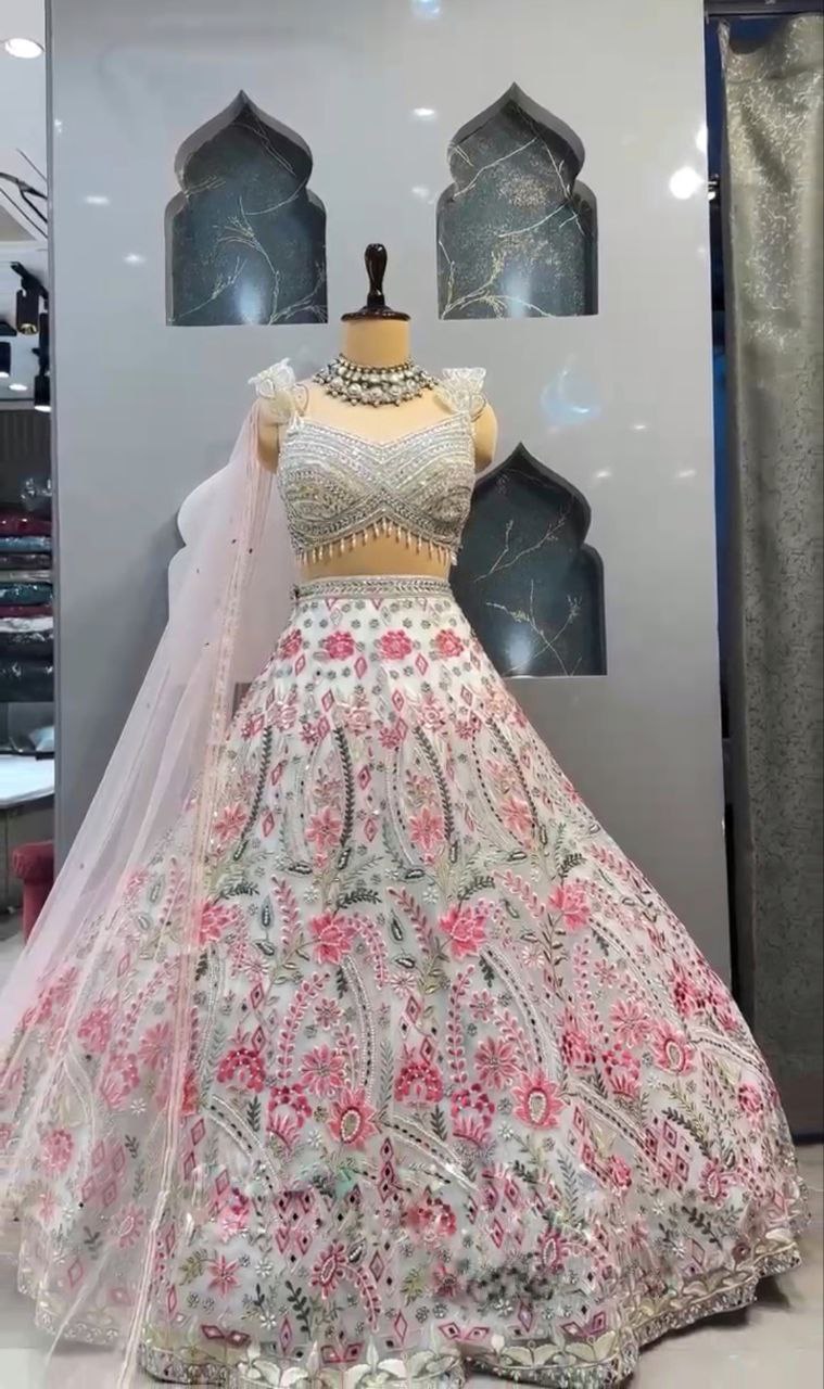 Lancement du Lehenga brodé à paillettes et coupe poisson