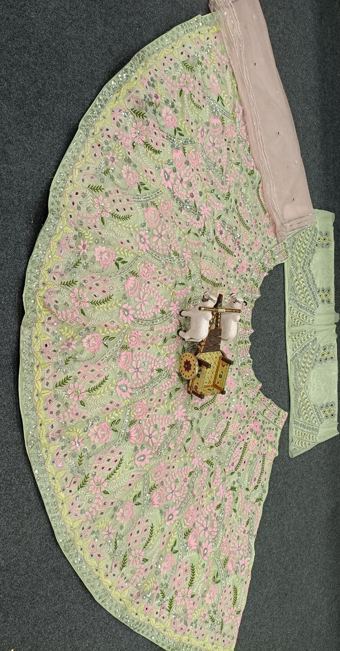 Lancement du Lehenga brodé à paillettes et coupe poisson