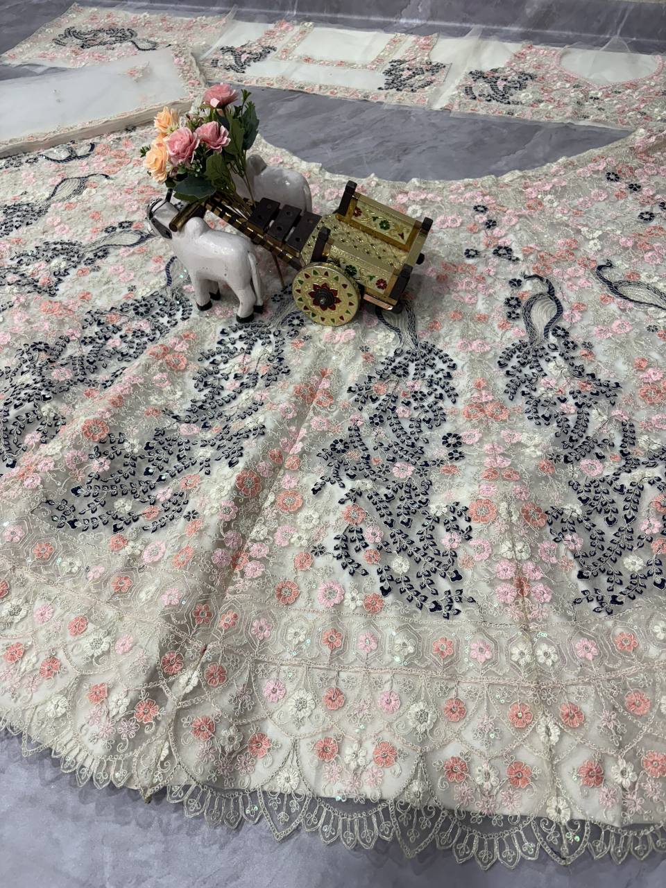 NEUES DREITEILIGES WESTERN-OUTFIT FÜR DIE TRENDIGE HOCHZEITSSAISON