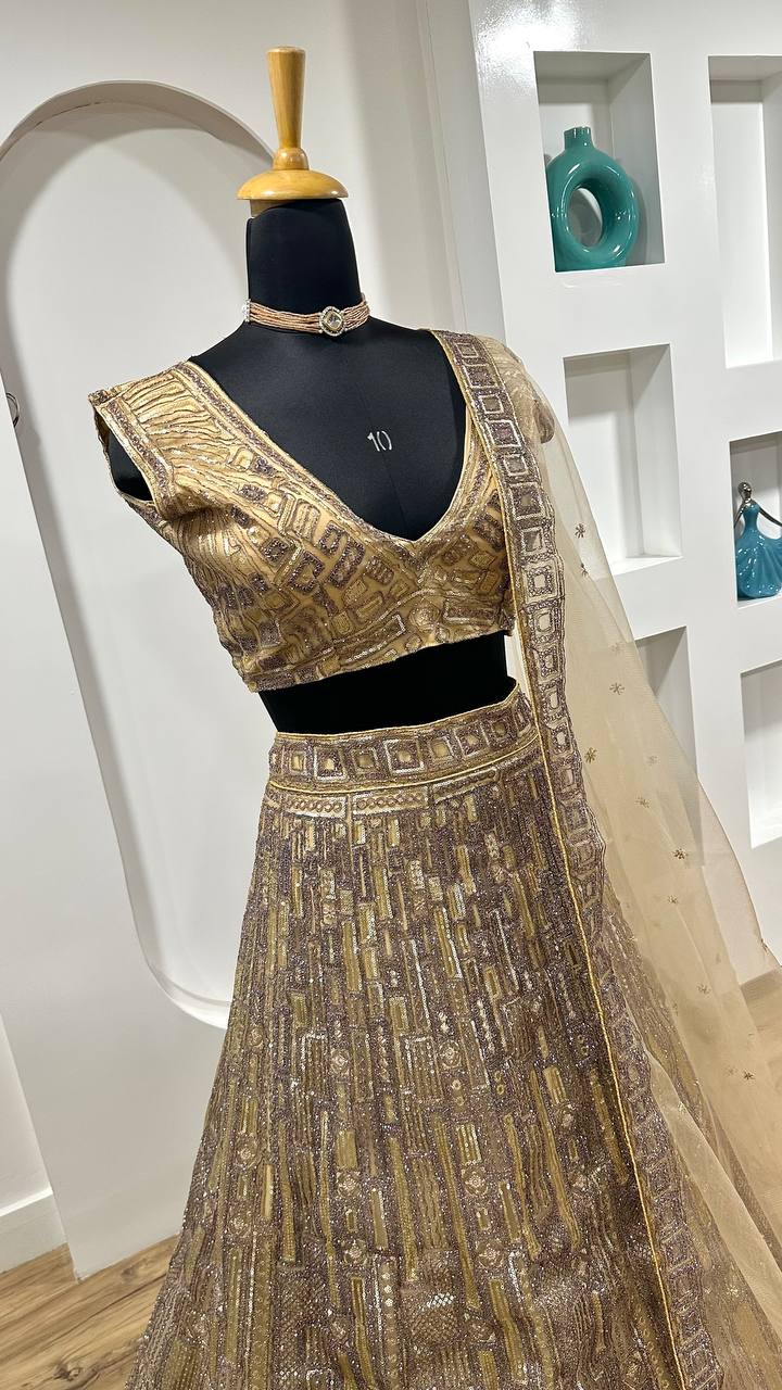 Lehenga en filet avec paillettes dori et broderie au fil