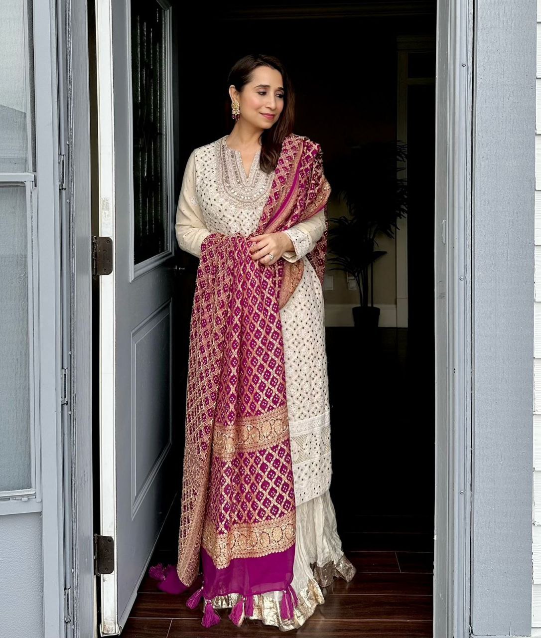 Kleid aus Georgette-Imitat mit üppiger Paillettenstickerei