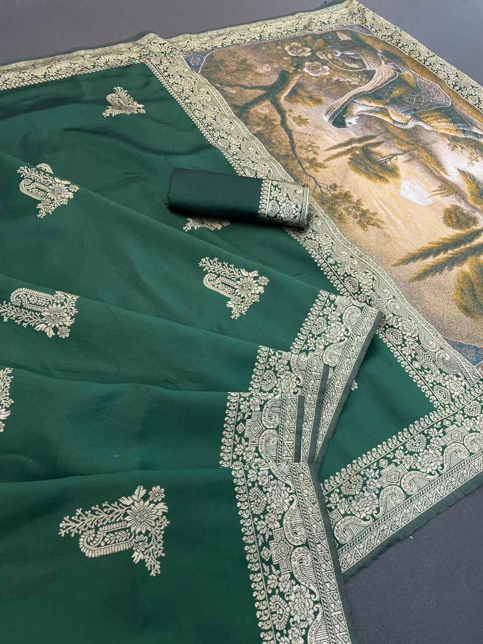 Partykleidung aus weichem Rangoli-Seidensari