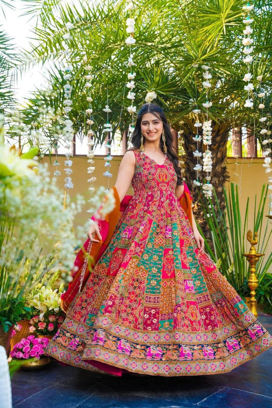 Kleid aus Georgette-Imitat mit üppiger Paillettenstickerei