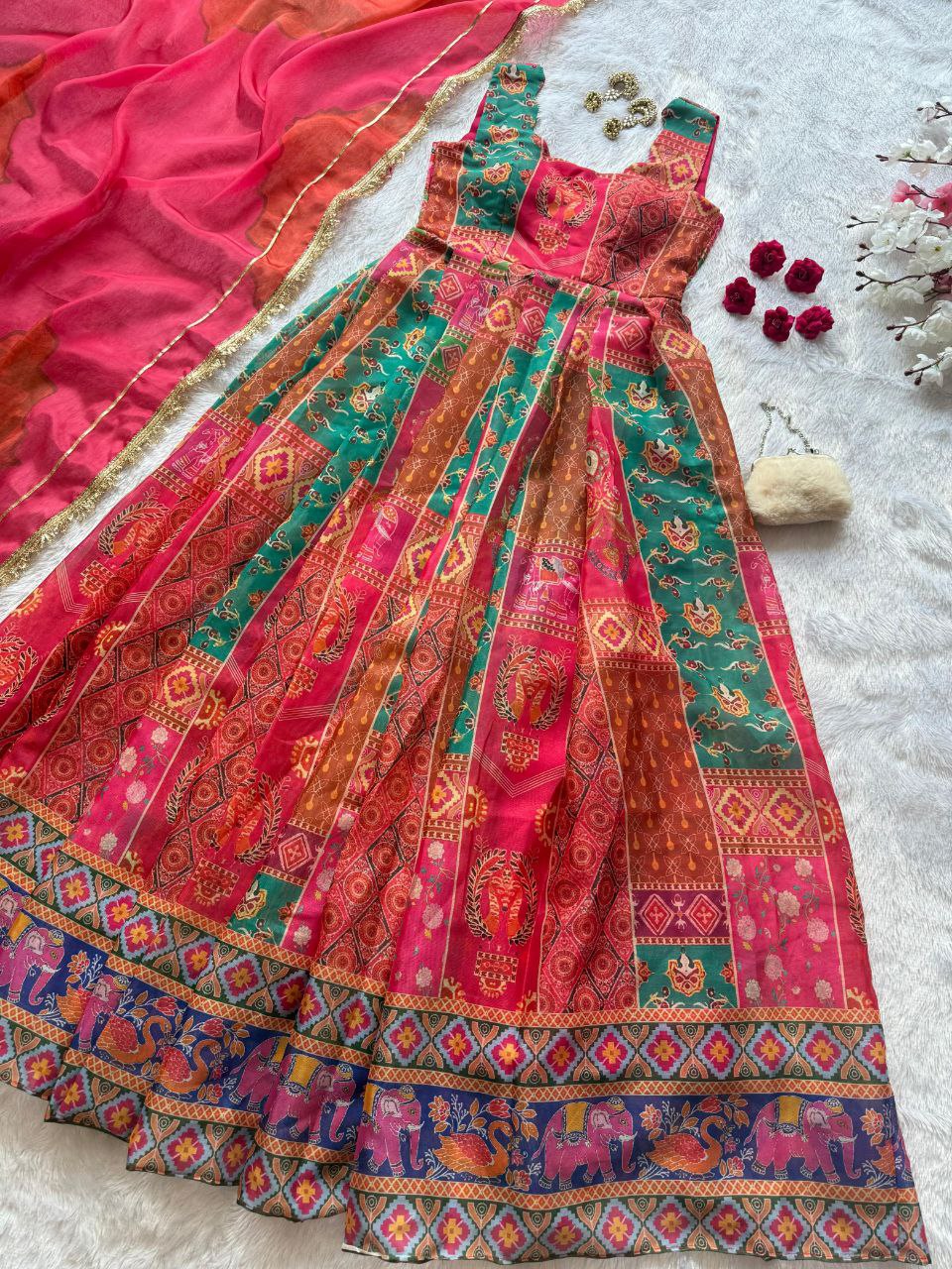 Kleid aus Georgette-Imitat mit üppiger Paillettenstickerei