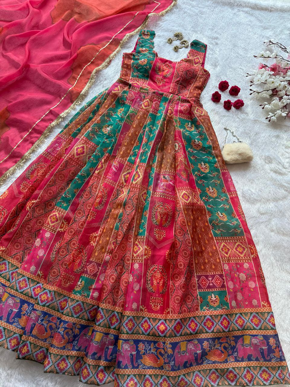 Kleid aus Georgette-Imitat mit üppiger Paillettenstickerei