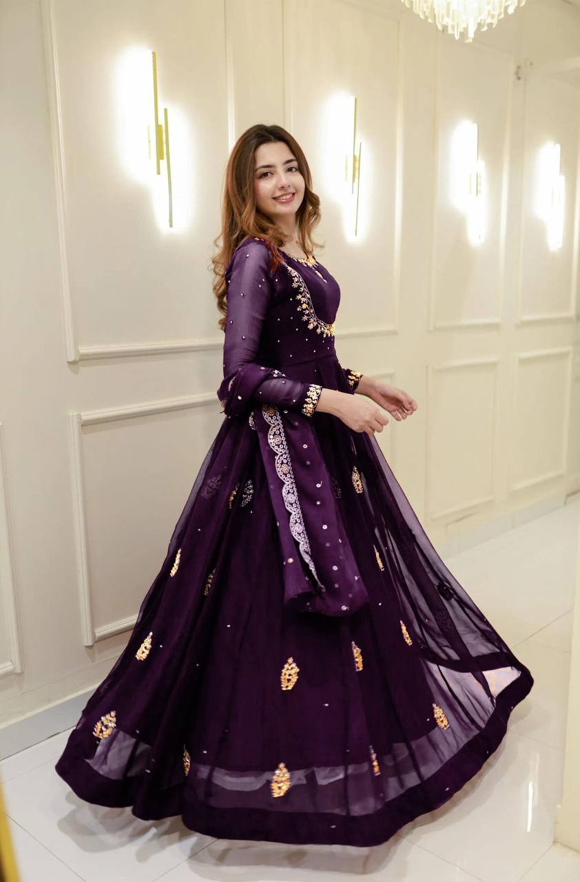 Kleid aus Georgette-Imitat mit üppiger Paillettenstickerei