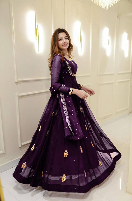 Kleid aus Georgette-Imitat mit üppiger Paillettenstickerei