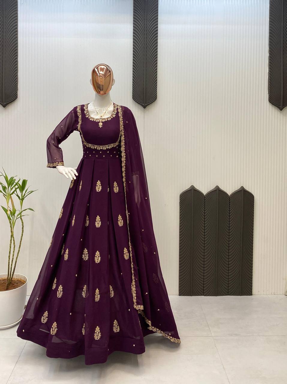 Kleid aus Georgette-Imitat mit üppiger Paillettenstickerei