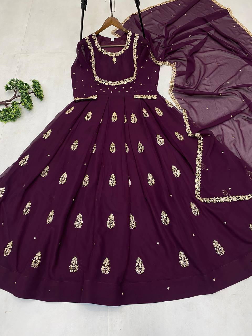 Kleid aus Georgette-Imitat mit üppiger Paillettenstickerei