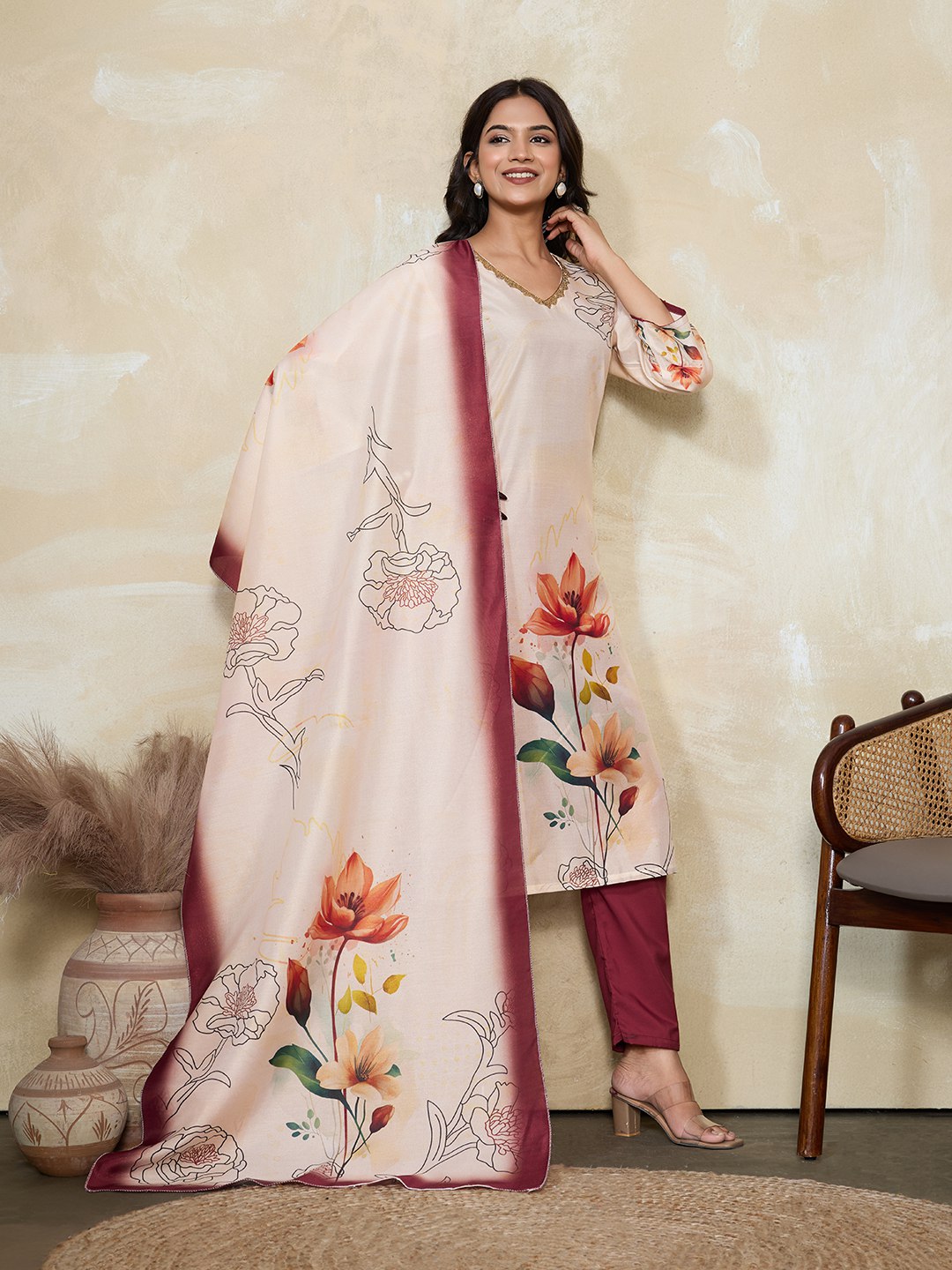 Kleid aus Georgette-Imitat mit üppiger Paillettenstickerei