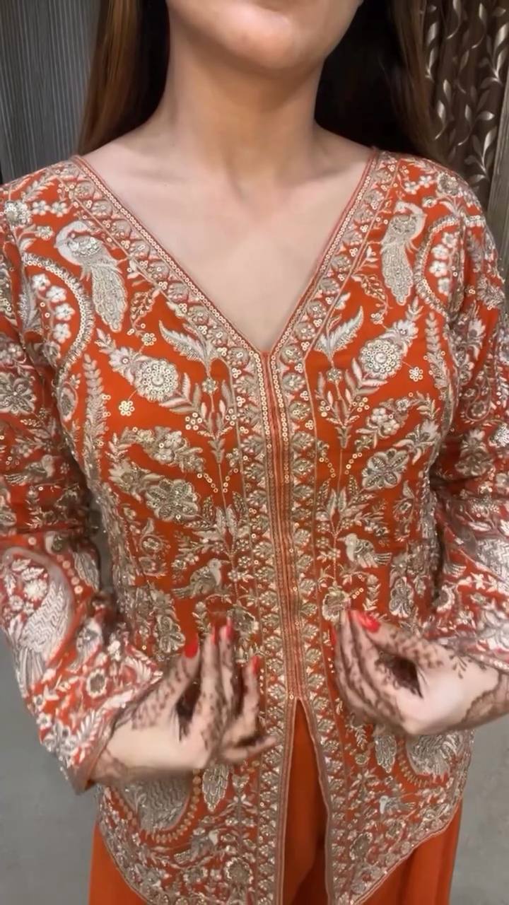 DESIGNER WEAR TRENDIGES TOP MIT STICKEREI