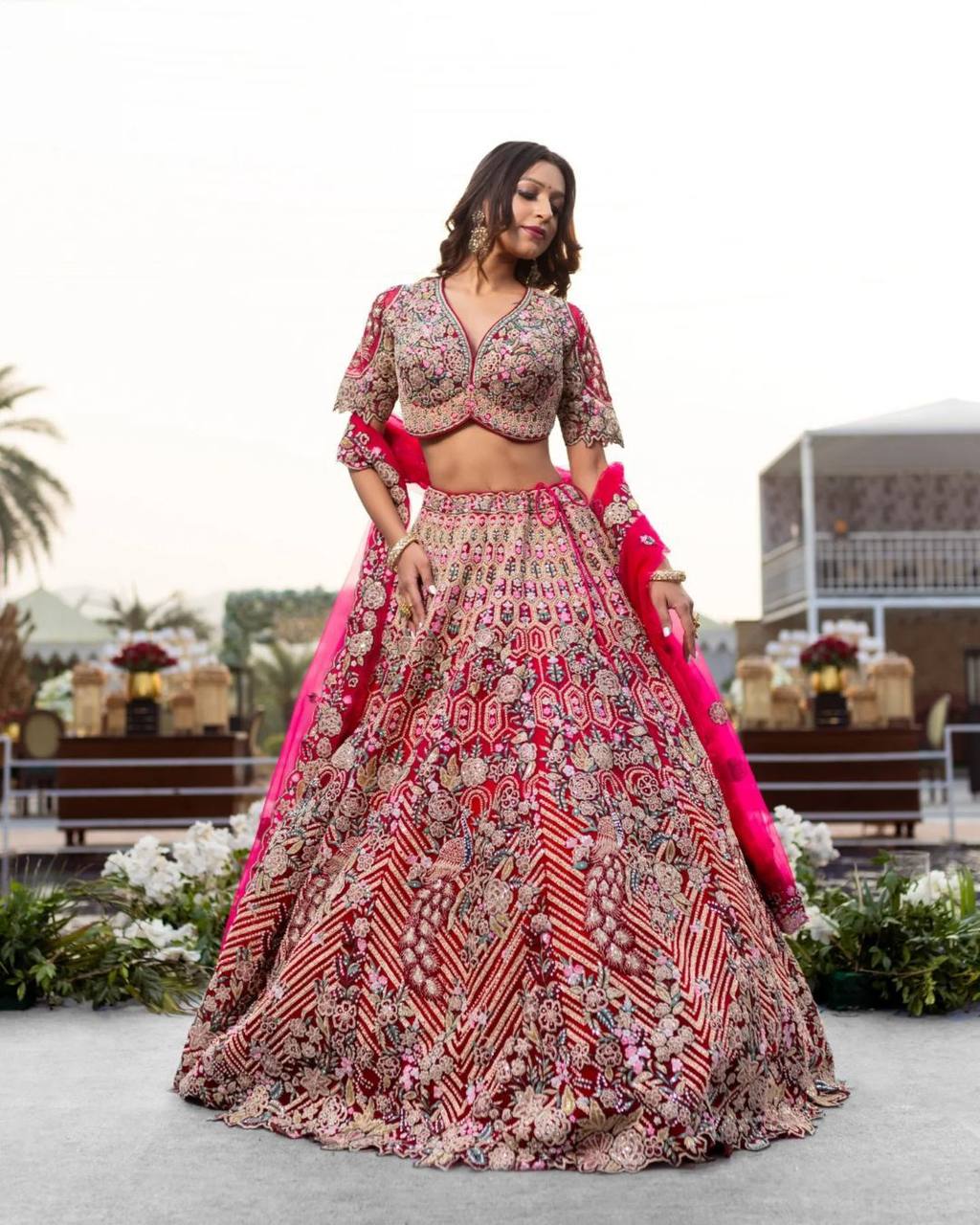 Sehen Sie umwerfend aus in diesem wunderschönen cremefarbenen Lehenga-Set